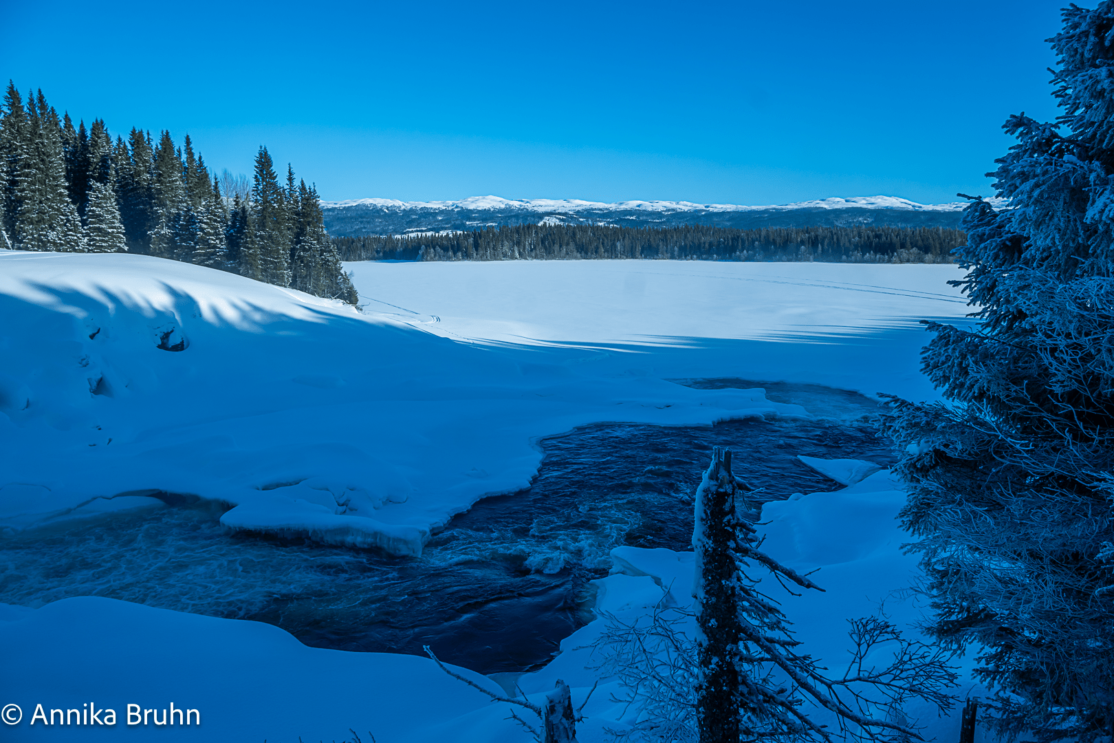 Vom Wasserfall aus der Blick auf den See
